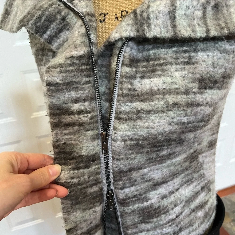 Misha Nonoo XS long vest sleeveless jacket black pockets and collar green gray